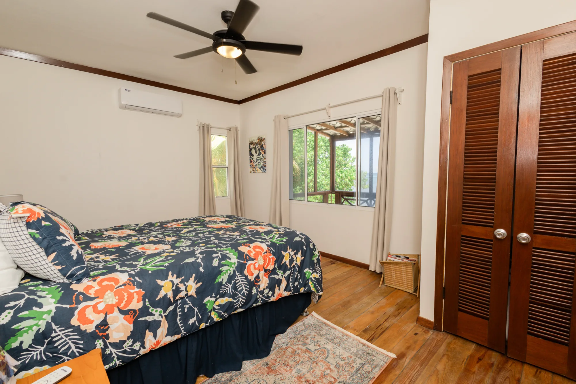 Beachfront Living & Income Retreat — interior photo 2 of 37