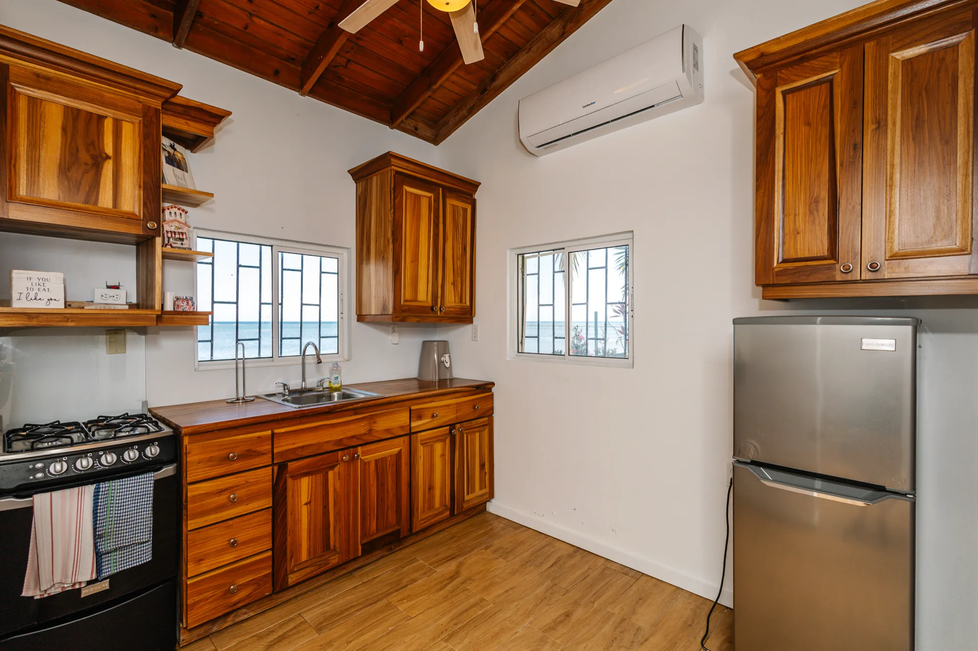 Beachfront Living & Income Retreat — interior photo 26 of 37