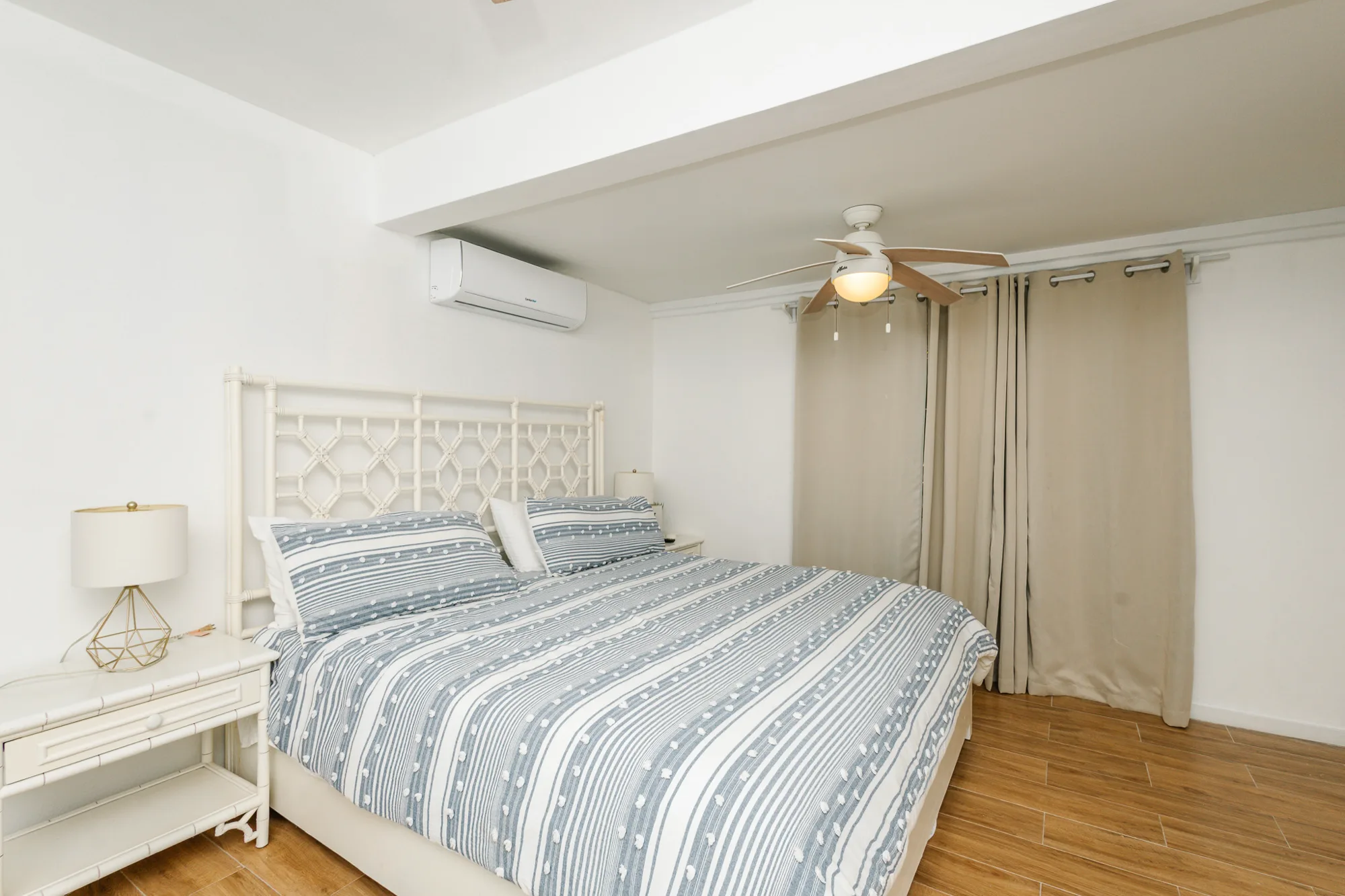 Beachfront Living & Income Retreat — interior photo 31 of 37