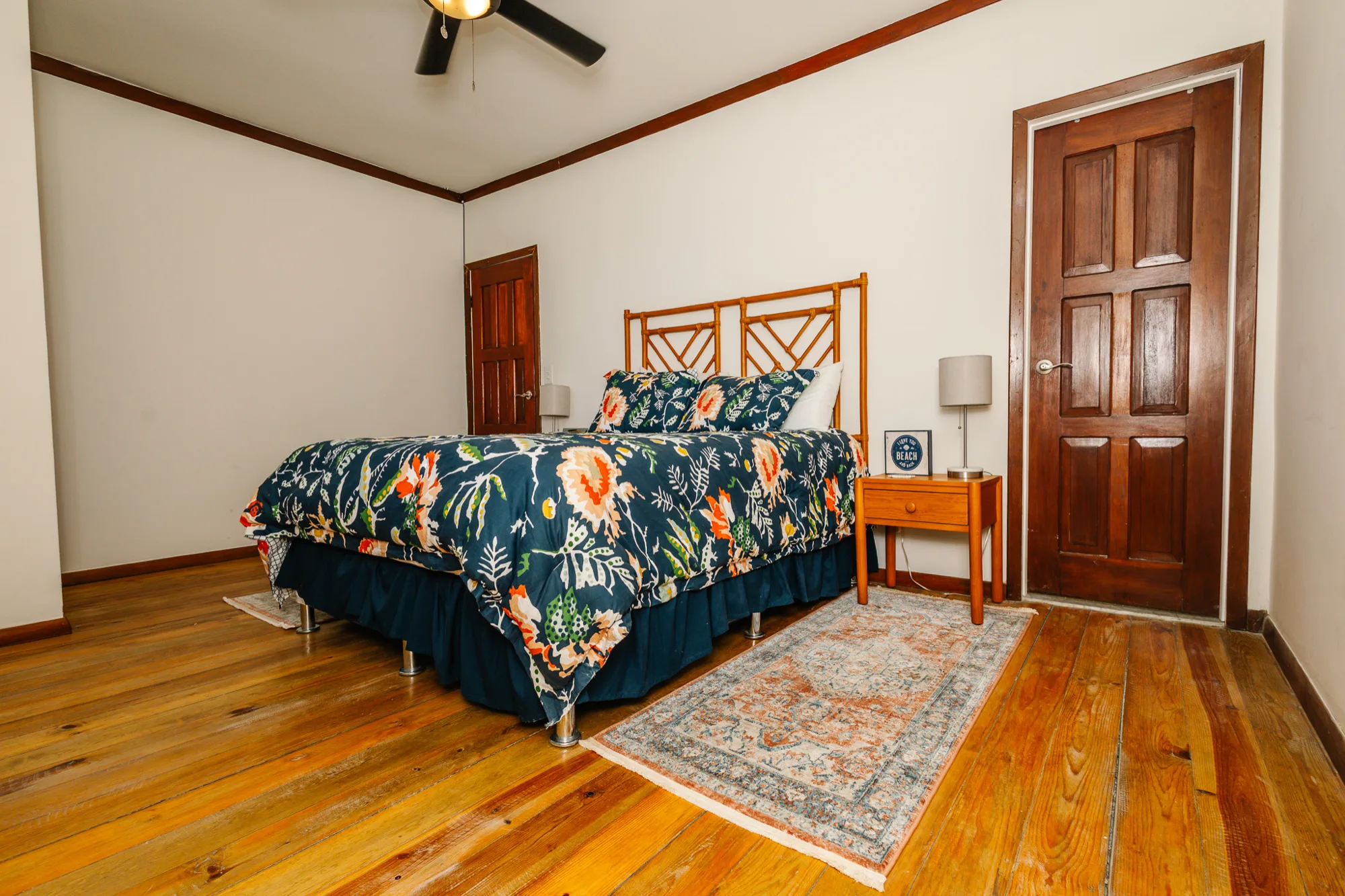 Beachfront Living & Income Retreat — interior photo 6 of 37