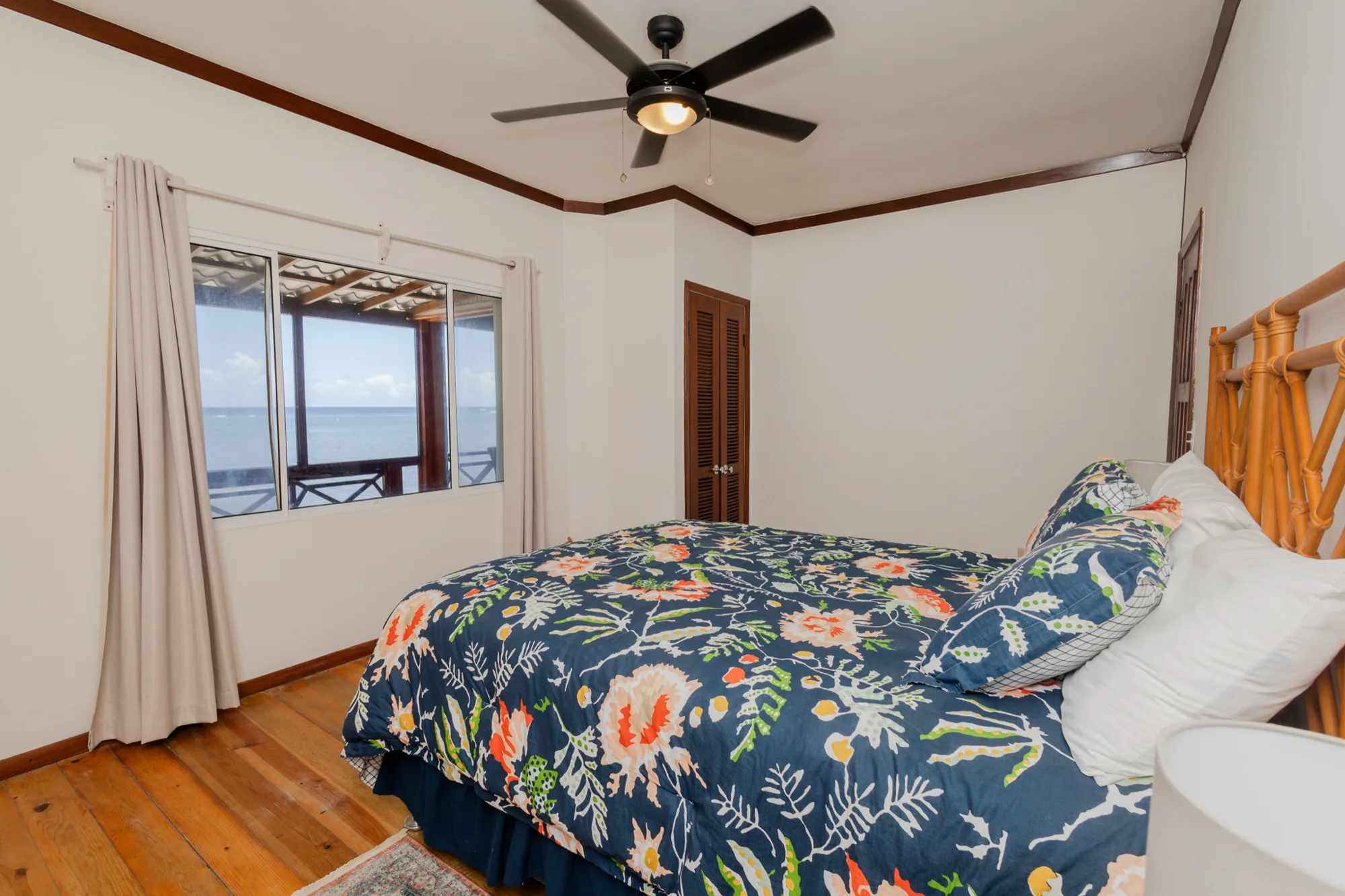 Beachfront Living & Income Retreat — interior photo 7 of 37